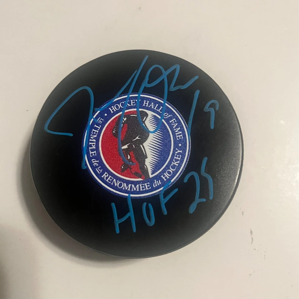 Salón de la Fama del Hockey Firmado Joe Thornton 2025 Salón de la Fama Puck Bruins Tiburones Hojas de Arce Foto 1 de 1