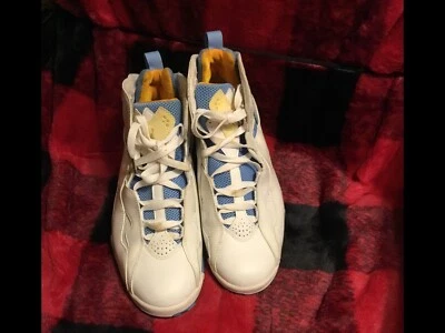 Raro Jordan True Flight Branco/Táxi-UnivAzul Tamanho 8.5 EUA - Imagem 1 de 4