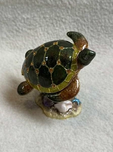 Caja de baratijas con bisagras de tortuga esmaltada sobre coral - Imagen 1 de 8