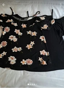 2 Cold Shoulder Tops von Body Flirt Gr. 10 bis 12 eins gemustert eins uni schwarz - Bild 1 von 6