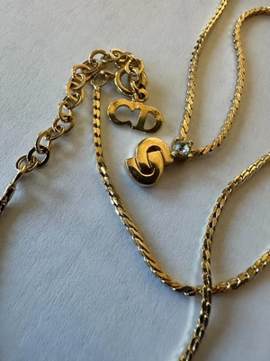 Corrente Christian Dior folheada a ouro 17" com pingente CD e destaque de cristal - Imagem 1 de 4