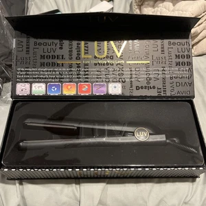 Raddrizzatore Luv The Way You Look nuovo con scatola prezzo consigliato $250 - Foto 1 di 6