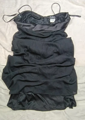 Vestido de noche de satén negro con cuerda Niki Livas Foto 1 de 4