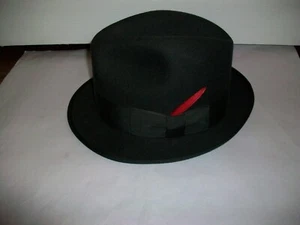 Sombrero/Fedora Morfelt 100 % lana para hombre - talla 6 7/8 - negro con pluma roja - caja original - Imagen 1 de 7