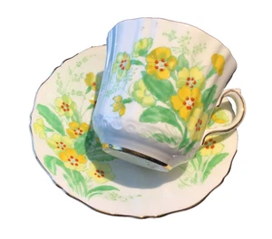 Vintage Old Royal Bone China Teacup & Saucer Scalloped With Floral & Gold Trim - Picture 1 of 9