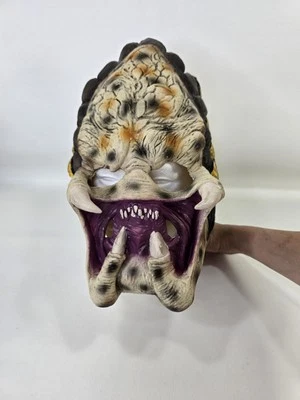 Aliens vs Predator 2004 20th Century Fox Adult 3/4 Vinyl Predator Mask Halloween - Image 1 of 4