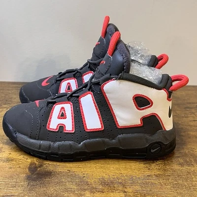 Nike Air More Uptempo DH9723-200 Juvenil Talla 10C Gris Con Letras Blancas Borde Rojo Foto 1 de 4