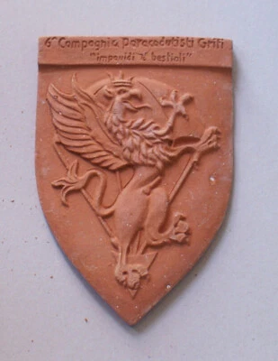 CREST ARALDICO IN TERRACOTTA "GRIFI"  REGGIMENTO PARACADUTISTI FOLGORE - Immagine 1 di 2