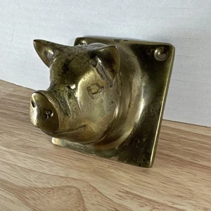 Soporte de decoración de cabeza de cerdo de latón vintage soporte de pared base de 3,25" x 3,5" - Imagen 1 de 9