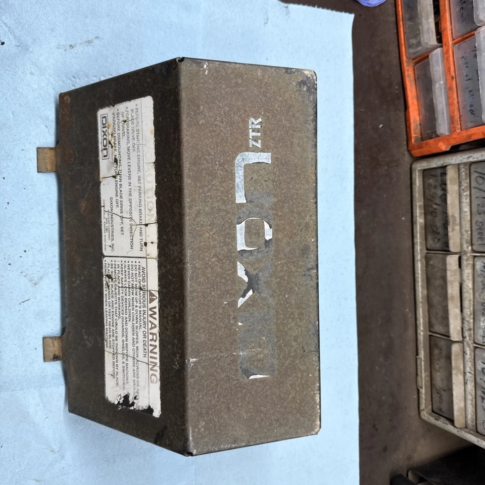 Cortacésped Dixon velocidad ZTR 30. Parachoques delantero reposapiés pieza buena Foto 1 de 3