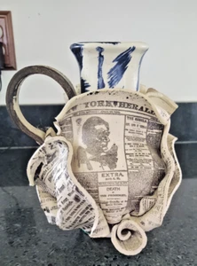 Brocca vaso ceramica artistica giornale 1979 vintage Ron Krogh Presidente Lincoln grande 8" - Foto 1 di 11