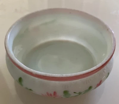 ВИНТАЖНОЕ БЛЮДО 1930-х 4 дюйма ПОРЕКЛЕН (996) БЕЛОЕ С РАСПИСАННЫМИ ВРУЧНУЮ ЦВЕТАМИ уникальное - Изображение 1 из 4