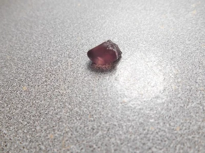 Espinela facetada áspera. Color morado medio. 3,5 cts. Limpio. Tanzania. Foto 1 de 2