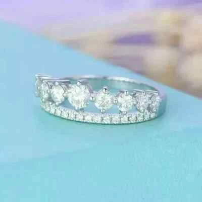 Anillo de media eternidad de boda moissanita corte redondo de 2 quilates enchapado en oro blanco de 14k Foto 1 de 4