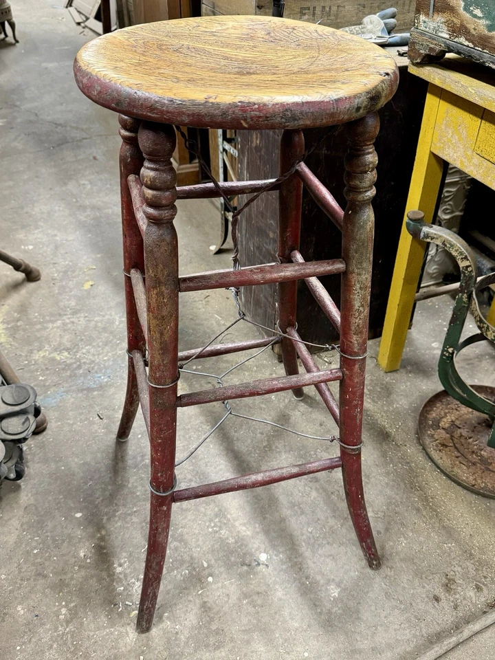 Taburete redondo de madera primitivo rústico antiguo de colección pintura roja alambre torcido Foto 1 de 4