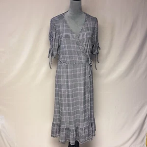 Torrid SZ 1 (14-16) Plaid White,purple And White Faux Wrap Short Sleeves #717* - Picture 1 of 11
