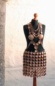 Rüstung für die moderne Amazone. Exklusives Kleid aus Kupferschüsselchen. Unikat - Picture 1 of 12