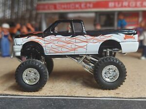 2004 Muscle Machines 1:64 Scale Truckin' •  Ford F-150  loose 