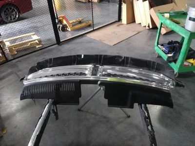 Used Upper Grille fits: 2013 Dodge Durango upper chrome surround and black inser Foto 1 de 4