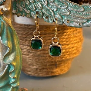 Smaragdgrüne facettierte Glas Charm Ohrringe von CurlanceCreations - Bild 1 von 3