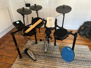 Alesis Nitro Mesh 8 piece electronic drum kit - quiet mesh drum heads, USB MIDI - Picture 1 of 4