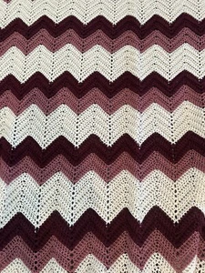 "Manta afgana Chevron Zig Zag Borgoña Rosa Blanca Crochet 52"" por 96""" - Imagen 1 de 5