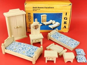 IGRA WOODEN TOYS - DOLL HOUSE SUPPLIES - BEDROOM SET HT 094 - Picture 1 of 2