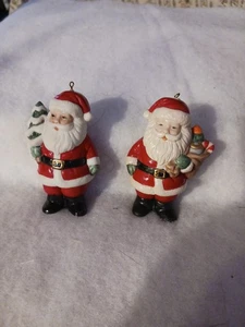 2 VINTAGE 90er WEIHNACHTSMANN FIGUREN/ORNAMENTE - EINE HÄLT BAUM/EINE HÄLT SPIELZEUGTASCHE - Bild 1 von 20