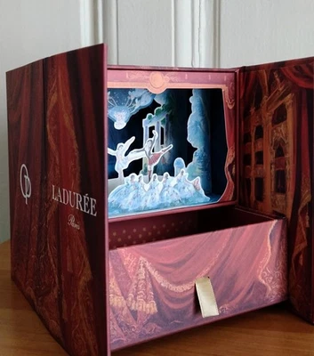 LADUREE - Coffret OPERA Paris Box - Ballet Dancers on Pop-Up Stage COLLECTOR Foto 1 de 4