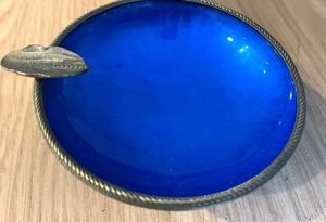 Evans Elegance BLAU Emaille Metall Aschenbecher mit Messingfuß & Blattakzenten Vintage - Bild 1 von 13