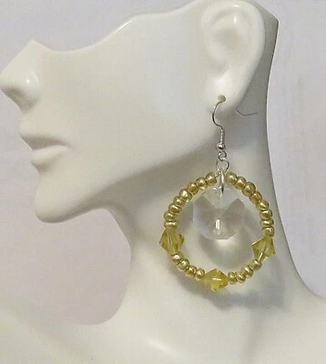 Pendientes de gancho colgante de 1 1/2" con cuentas de oro de aro grandes de cristal de acento medio  Foto 1 de 3