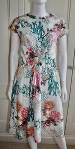 ATEMBERAUBENDES THOUGHT NERISSA KORALLE TIEFES FLÜGELÄRMEL KLEID MIT TASCHEN Gr. 10 - Bild 1 von 12