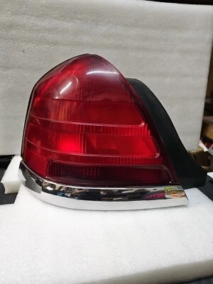 Conjunto de carcasa de luz trasera izquierda Ford Crown Victoria OEM Mercury Grand Marquis Foto 1 de 4