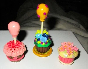 Lotto 3 decorazioni cupcake compleanno per te o le tue bambole fatte a mano argilla polimerica - Foto 1 di 2