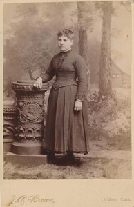 Cabinet Card Antique Photo Young Woman Teen Girl Painted Backdrop Le Mars IA - Picture 1 of 6