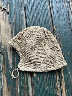 Vintage/Antiguo HECHO A MANO GANCHILLO BEBÉ GORRO encaje niño gorra algodón Foto 1 de 4