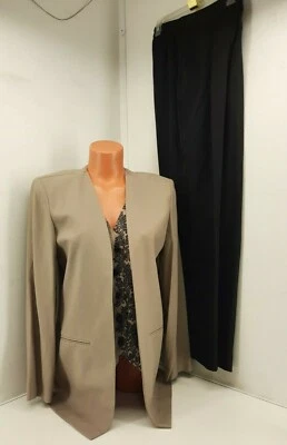 Chaqueta Dani Max beige, azul marino, negro con detalles de botones y traje pantalón negro. Talla 6   Foto 1 de 4