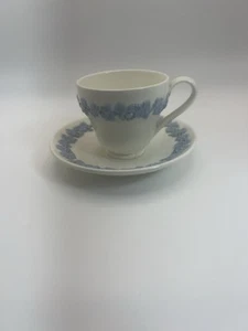 Tazza da tè e piattino vintage Wedgwood Queensware blu su crema in rilievo vite - Foto 1 di 7