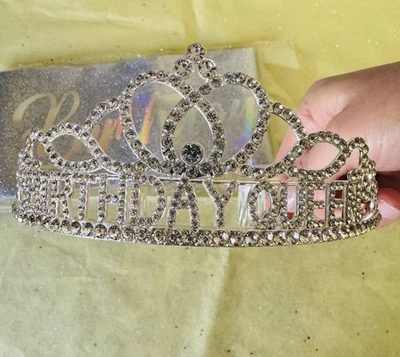 Corona/tiara de cumpleaños reina y faja de cumpleaños plateada Foto 1 de 4