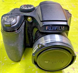 Fujifilm FinePix S700 7.1 Megapixel Digital Camera-PLEASE READ - Picture 1 of 4