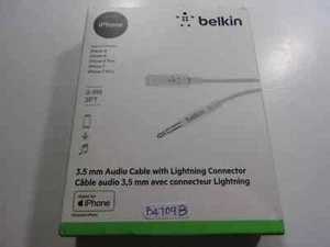 Belkin 3.5 mm Audio Aux Cable with Connector for iPhone. White - Photo 1 sur 2