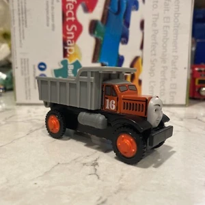 Thomas the Train Monty Muldenkipper Holzeisenbahn Panzer Lok Freunde - Bild 1 von 6
