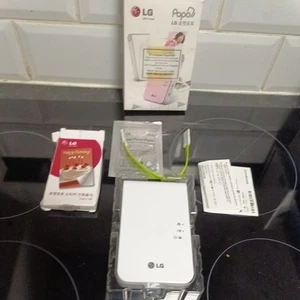 LG Popo PD241T White Pocket Photo Printer - Picture 1 of 6
