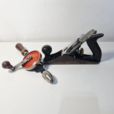 VINTAGE STANLEY BAILEY NO.3 CARPENTERS PLANE G12-003 and hand drill No.803 - Image 1 of 4