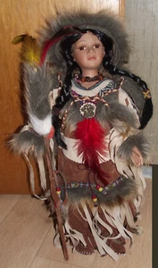 Indianer Puppe--50cm, aufwendige Kleidung und Stab - Bild 1 von 3