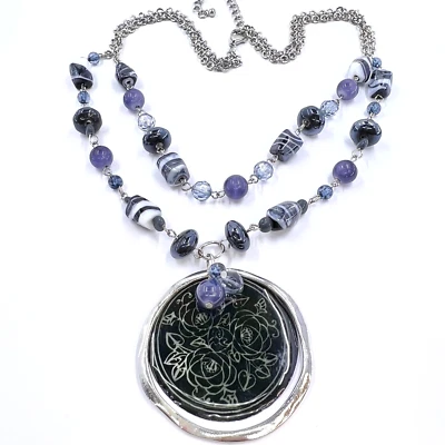 "NUEVO SIN ETIQUETAS - Collar de 18"" con cuentas de vidrio púrpura y gris con colgante de carcasa pintada tono plata" Foto 1 de 4