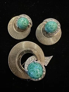 JUEGO DE BROCHE Y PENDIENTES DE DOS TONOS CABUJÓN Y CRISTAL BOUCHER FIRMADO DE COLECCIÓN - Imagen 1 de 10