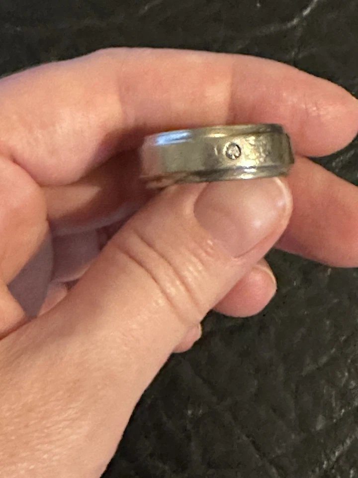 Anillo de alianza de boda con acento de circonita cúbica de titanio para hombre, ajuste cómodo talla 10 Foto 1 de 4