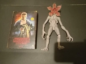 Stranger Things Season 1 DVD Box Set VHS Style with Demogorgon Action Figure - Bild 1 von 2