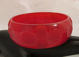 Vintage Bakelit Armreif Armband tief geschnitzt vierblättriges Kleeblatt Kristall Kirschrot - Bild 1 von 5